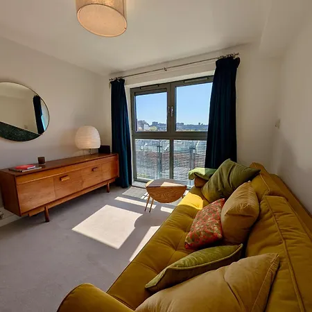 Chic Flat With Balcony Close To Stamford Bridge